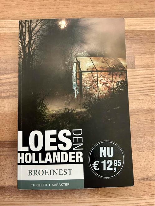 Schrijfster Loes den Hollander boek thriller Broeinest, Boeken, Thrillers, Gelezen, Nederland, Ophalen of Verzenden