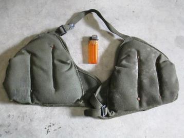 Diverse militaire artikelen oa haspel, foudralen, laders etc beschikbaar voor biedingen