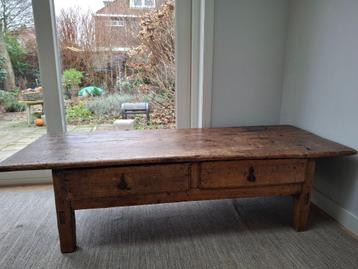 Spaanse antieke houten tafel laag model + 2 x lade beschikbaar voor biedingen