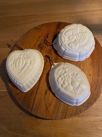 Vintage set porseleinen pudding vormen   beschikbaar voor biedingen