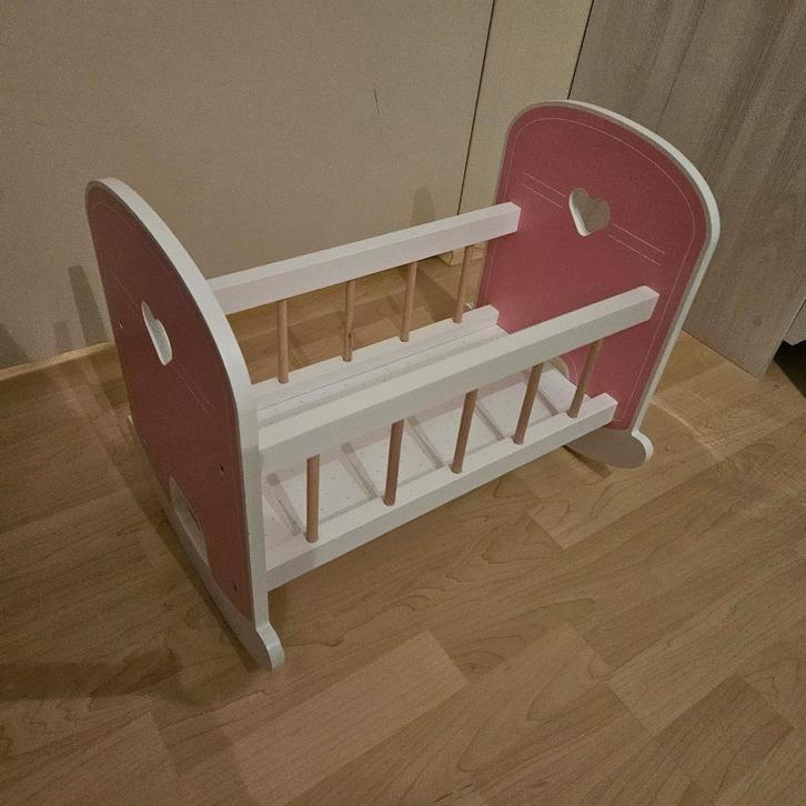 Baby rose poppen bed / schommelwieg + poppenstoel, Kinderen en Baby's, Speelgoed | Poppen, Zo goed als nieuw, Babypop, Ophalen