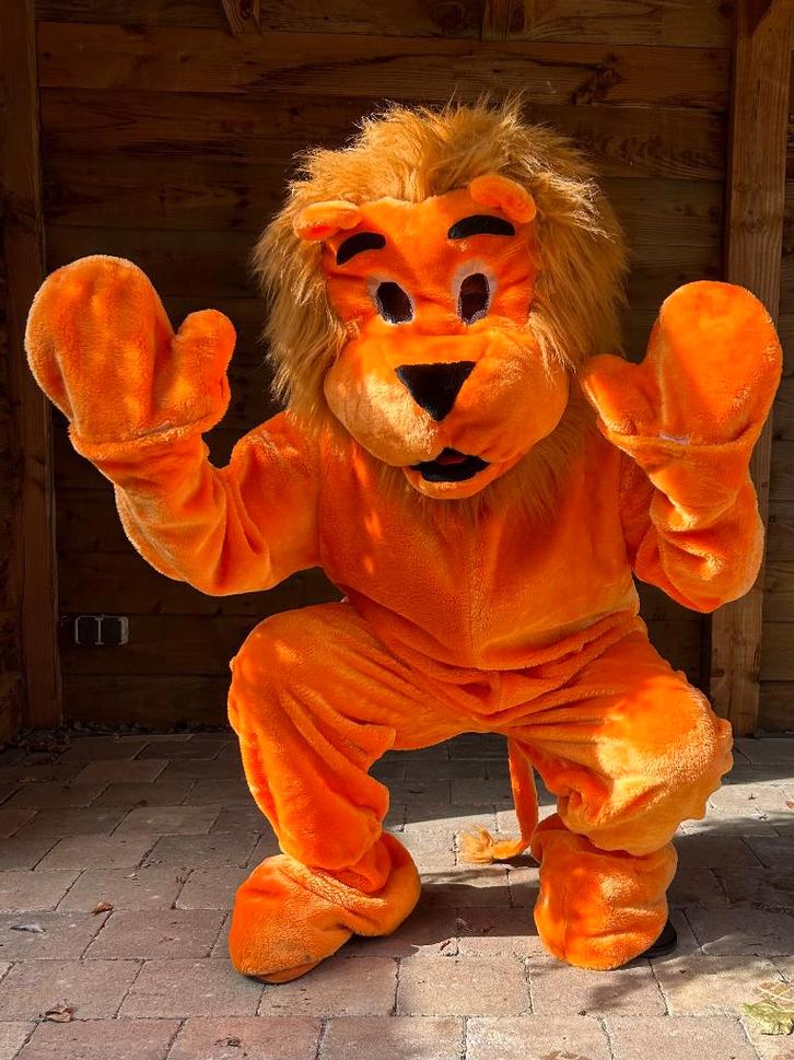 Huur dit Nederlands oranje mascotte kostuum oranje leeuw, Hobby en Vrije tijd, Feestartikelen | Verhuur, Zo goed als nieuw, Oranje of Koningsdag