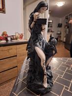 Mooi beeld van een vrouw met een doos, Ophalen of Verzenden