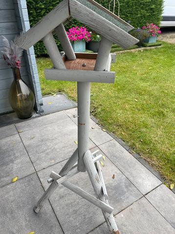 Vogelhuisje beschikbaar voor biedingen