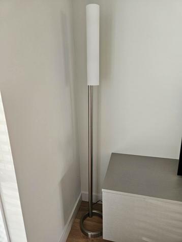 Mooie RVS staande lamp (2 stuks beschikbaar) beschikbaar voor biedingen