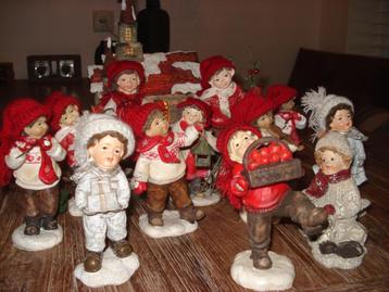 12 kerst / winter figuurtjes kerstdorp poppetjes beschikbaar voor biedingen