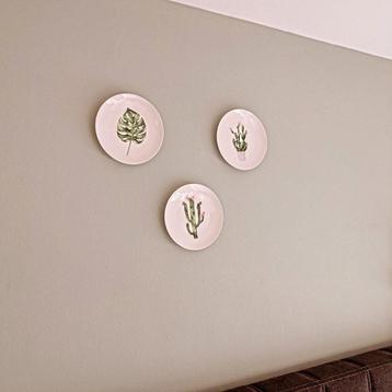 Prachtige set wandbordjes van 3 stuks met monstera deliciosa beschikbaar voor biedingen