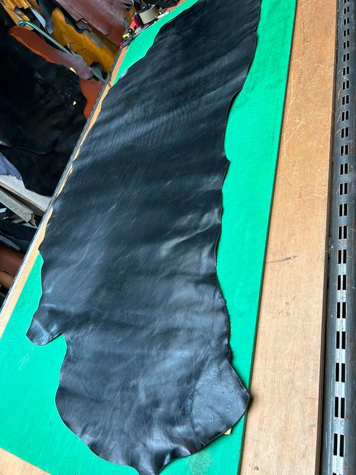 Zwarte patina-vintage leer lap 1.5mm dik iets stug&glad A10, Hobby en Vrije tijd, Stoffen en Lappen, Zo goed als nieuw, Leer of Kunstleer