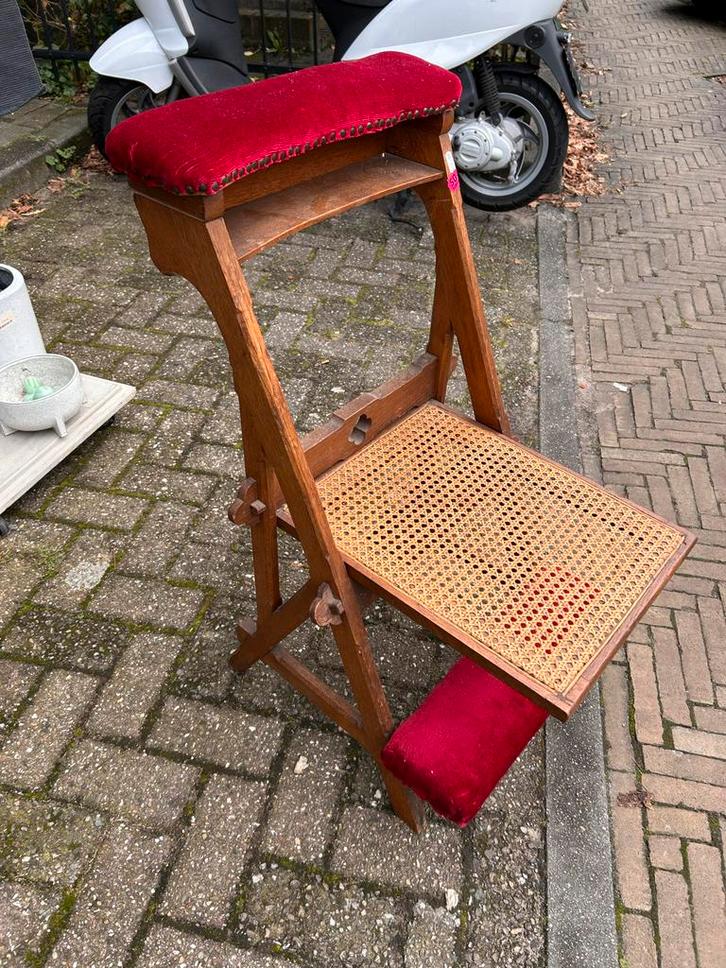 Antiek Bidstoeltje met Riet en Rood Fluweel, Antiek en Kunst, Antiek | Meubels | Stoelen en Banken, Ophalen