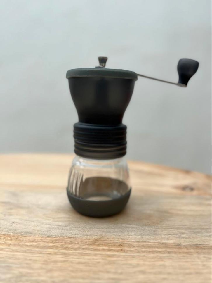 Stijlvolle handmatige koffiemolen Hario, Witgoed en Apparatuur, Koffiemachine-accessoires, Zo goed als nieuw, Ophalen of Verzenden