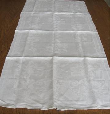 Antieke damasten doek met monogram ER beschikbaar voor biedingen