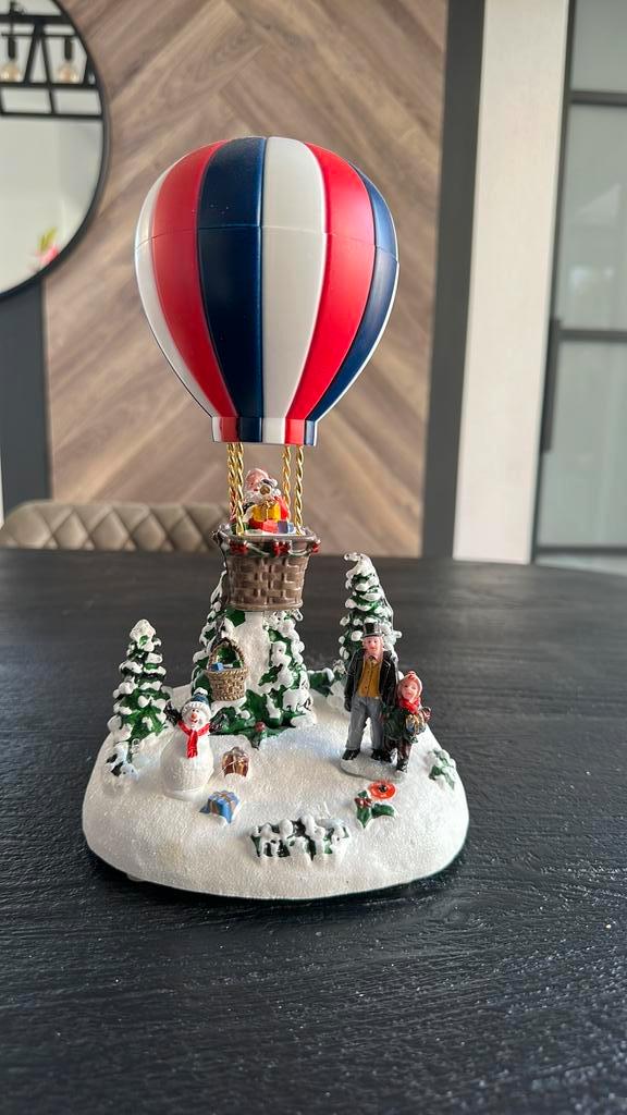 Kerstdorp. Kerstman in luchtballon, Diversen, Kerst, Zo goed als nieuw, Ophalen of Verzenden