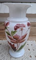 Brocante wit opaline vaas met roze bloemen, HERFST, Antiek en Kunst, Curiosa en Brocante, Ophalen of Verzenden