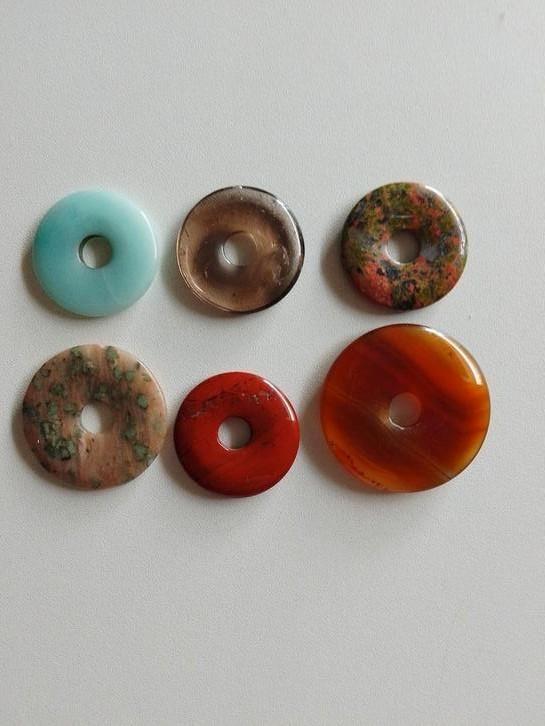 Edelstenen donuts / doorboorde hangers / knuffelstenen, Sieraden, Tassen en Uiterlijk, Edelstenen, Zo goed als nieuw, Ophalen of Verzenden