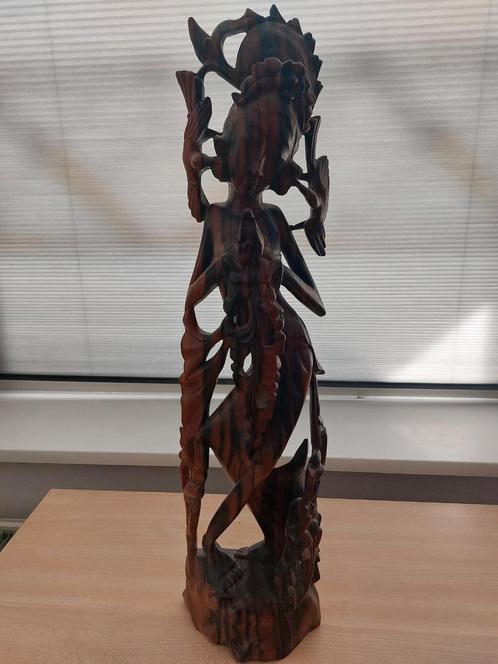 Origineel Indonesisch houten Beeld van een elegante vrouw, Antiek en Kunst, Kunst | Beelden en Houtsnijwerken, Ophalen of Verzenden