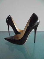 GRATIS VERZENDEN | JIMMY CHOO zwart lak hakken 38, Kleding | Dames, Schoenen, Verzenden, Zwart, Zo goed als nieuw, Schoenen met hoge hakken