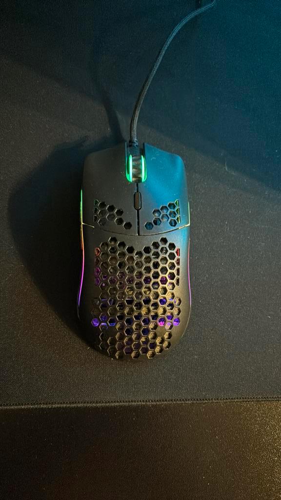 Glorious model O gaming muis + mouse bungee !!, Computers en Software, Muizen, Zo goed als nieuw, Gaming muis, Ophalen of Verzenden