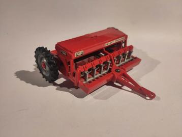 Britains Ltd Massey Ferguson 130 zaaimachine beschikbaar voor biedingen