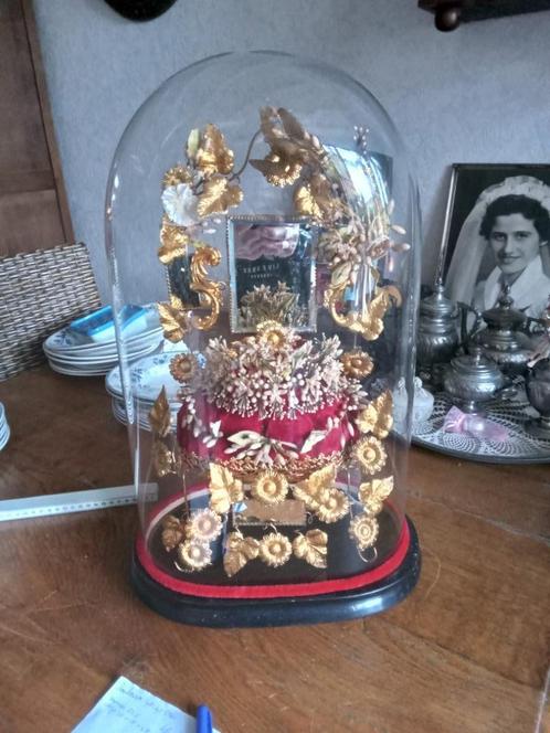 Antieke stolp met bruidstolp en bloemenkroon van wax gemaakt, Antiek en Kunst, Antiek | Religie, Ophalen