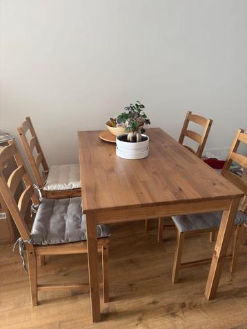 Dining Table with 4 Chairs – Complete Set beschikbaar voor biedingen
