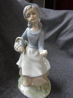 Tengra figurines. Eiervrouwtje., Ophalen of Verzenden, Gebruikt, Mens