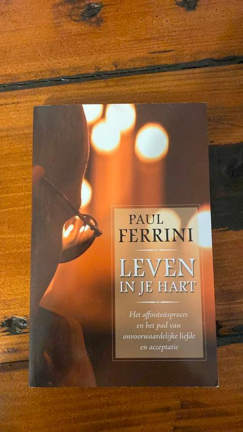 Paul Ferrini - Leven in je hart, Boeken, Esoterie en Spiritualiteit, Zo goed als nieuw, Verzenden