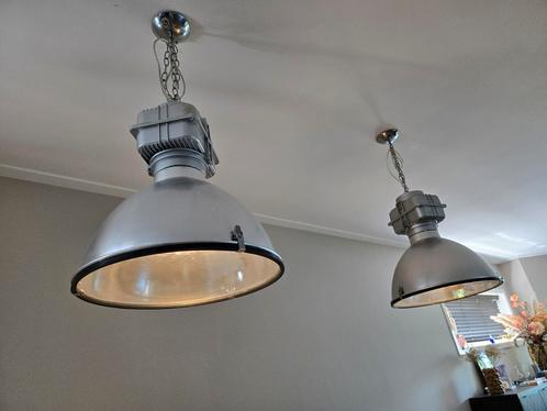 2x industriële hanglamp, plafondlamp grijs/metaal €40p.s., Huis en Inrichting, Lampen | Hanglampen, Gebruikt, Ophalen