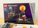 LEGO Technic – Planet Earth and Moon in Orbit | Compleet, Ophalen of Verzenden, Zo goed als nieuw, Complete set, Lego