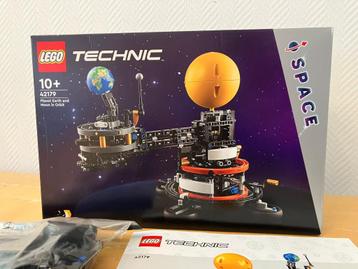 LEGO Technic – Planet Earth and Moon in Orbit | Compleet beschikbaar voor biedingen