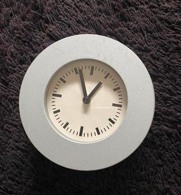 Klok, staand, rond, grijs, zo goed als nieuw beschikbaar voor biedingen