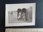 Foto (7,5 x 10 cm) Strand Scheveningen 2 vrouwen strandstoel, Verzamelen, 1940 tot 1960, Ophalen of Verzenden, Foto, Zo goed als nieuw