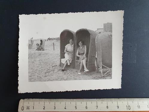 Foto (7,5 x 10 cm) Strand Scheveningen 2 vrouwen strandstoel, Verzamelen, Foto's en Prenten, Zo goed als nieuw, Foto, Natuur, 1940 tot 1960