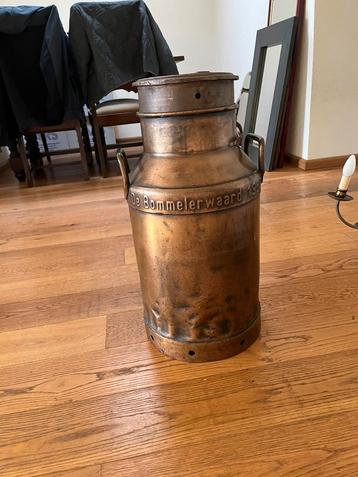 Zware koperen bus met deksel beschikbaar voor biedingen