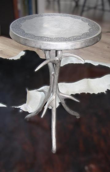 Bijzettafel, metaal/zilver gewei poot, bewerkt blad beschikbaar voor biedingen