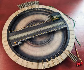 Fleischmann H0 draaischijf 6052 met schakelaar 6909 beschikbaar voor biedingen
