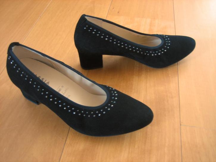 Chique Italiaanse zwart suede pumps HASSIA 37-38 H snazzeys, Kleding | Dames, Schoenen, Nieuw, Pumps, Zwart, Verzenden