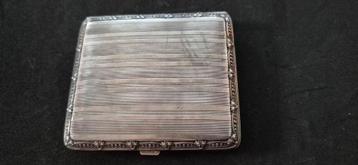 Zilveren sigarettenetui met decoratie beschikbaar voor biedingen