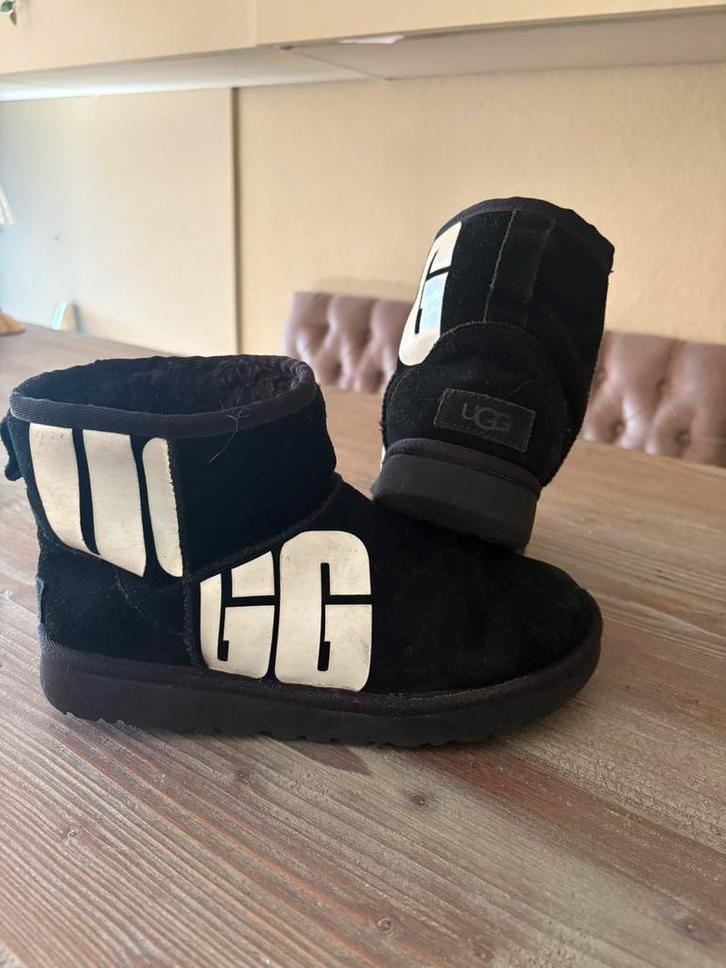 Originele UGG mini boots mt 39, Kleding | Dames, Schoenen, Zo goed als nieuw, Lage of Enkellaarzen, Zwart, Ophalen of Verzenden