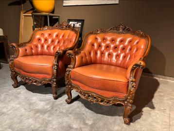 2 Italiaanse Chesterfield Barok fauteuils beschikbaar voor biedingen