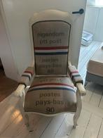 Opa stoel bekleed met oude postzakken, Ophalen