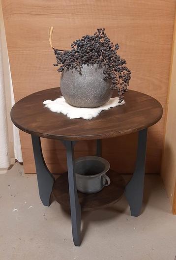 Stoere, landelijke bijzettafel, plantentafel, vintage tafel  beschikbaar voor biedingen