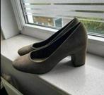 Tamaris mooie olijfgroene leren pumps mt 38 ZGAN, Tamaris, Pumps, Ophalen of Verzenden, Zo goed als nieuw