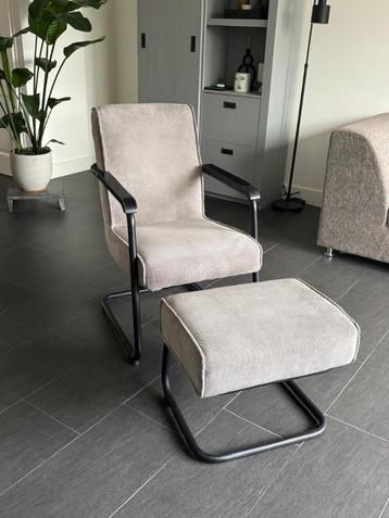 Fauteuil inclusief hocker beschikbaar voor biedingen