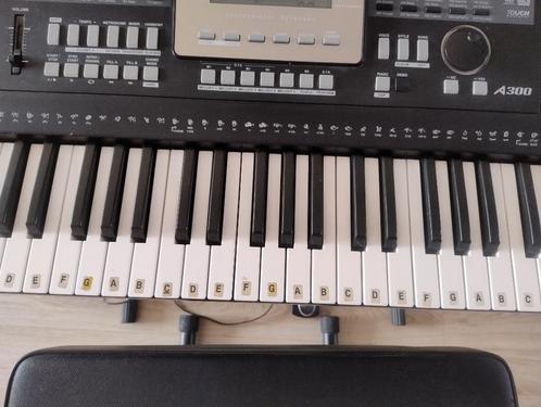 Keyboard met kruk, Muziek en Instrumenten, Keyboards, Zo goed als nieuw, 61 toetsen, Medeli, Aanslaggevoelig, Met standaard, Midi-aansluiting