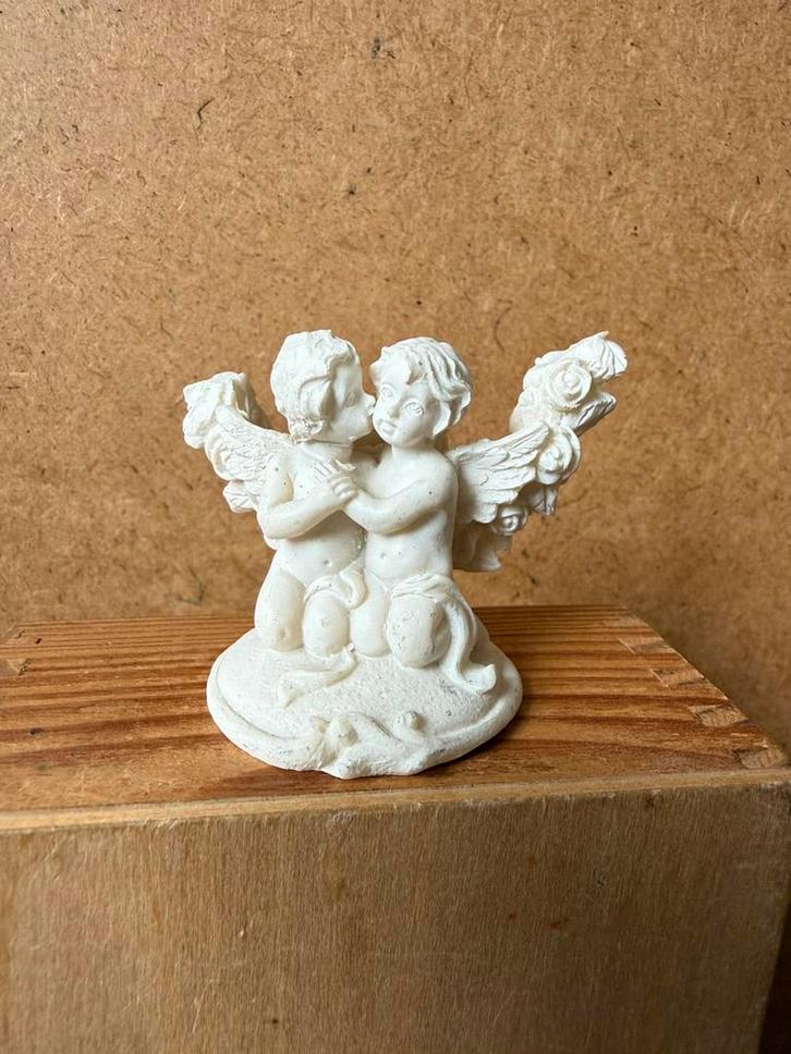 2 engeltjes (lees beschrijving) hxbxd 4.5x5.8x4cm - resin, Verzamelen, Poppenhuizen en Toebehoren, Zo goed als nieuw, Poppenhuis