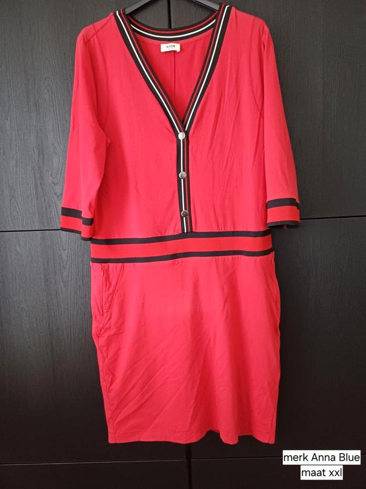 Rode jurk met zwarte bies - Maat XXL, Kleding | Dames, Jurken, Zo goed als nieuw, Maat 46/48 (XL) of groter, Rood, Knielengte