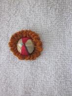 Geweven knoopsgat speld oranje met rood/wit diameter 2,5 cm., Ophalen of Verzenden, Zo goed als nieuw, Nederland, Speld(je) of Lepel(tje)