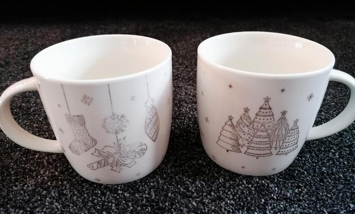 Kerst bekers - mokken (2x) met afbeeldingen in goud opdruk., Huis en Inrichting, Keuken | Servies, Zo goed als nieuw, Kop(pen) en/of Schotel(s)