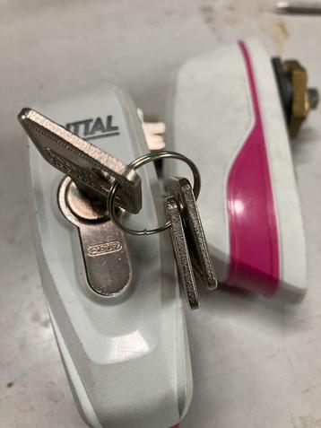 Twee besturingssysteem kast sloten beschikbaar voor biedingen