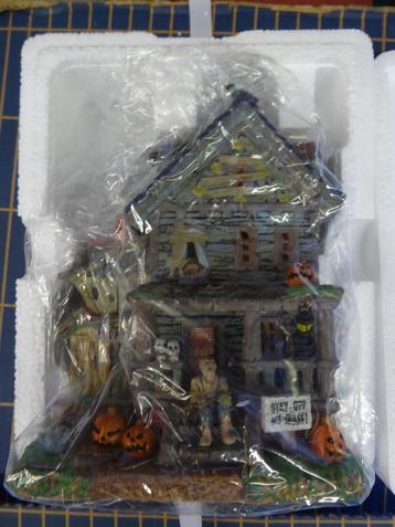 Lemax Halloween Kerstdorp Item -- Creepy neighboorhood house beschikbaar voor biedingen